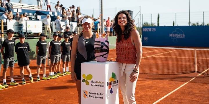 Otro título para Solana Sierra: se consagró en el WTA 125 de Mallorca y recibió el trofeo en manos de Gabriela Sabatini