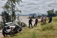 Un auto cayó al río Paraná en Hernandarias y tuvo que ser rescatado por bomberos: el video del hundimiento