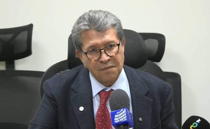Monreal descarta aprobar Ley Antimemes de diputado morenista