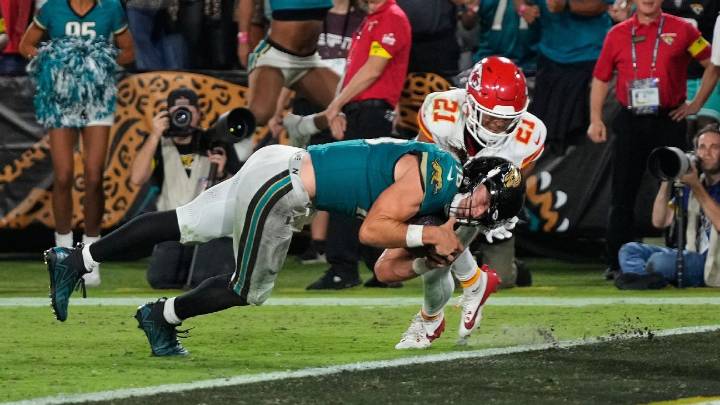 Jags' Trevor Lawrence stumbles, recovers for game