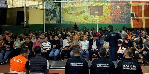 Policías tapatíos fortalecen la cercanía ciudadana con reuniones y chats vecinales