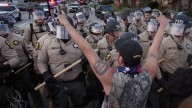 Manifestantes se enfrentan a la policía frente a las instalaciones del ICE en Broadview, Illinois