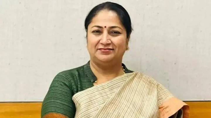 Delhi: CM Rekha Gupta offers Usha Arghya at Hathi Ghat as Chhath Puja concludes