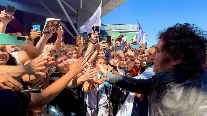 Javier Milei llevó la campaña electoral a Santa Fe y hubo incidentes