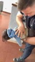 Una madre llegó desesperada a una comisaría con su bebé que no respiraba: policías le salvaron la vida