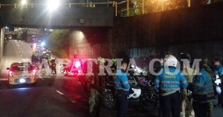 Motociclistas desafían en Manizales prohibición de Halloween, reciben comparendos y amenazan a agentes