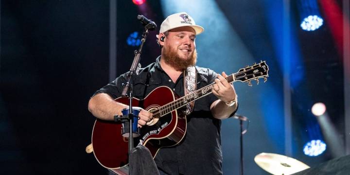 Luke Combs adds second concert at Lambeau Field