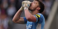Con la mano y desde 60 metros: la fabulosa asistencia del arquero del Newcastle en la victoria frente al Benfica