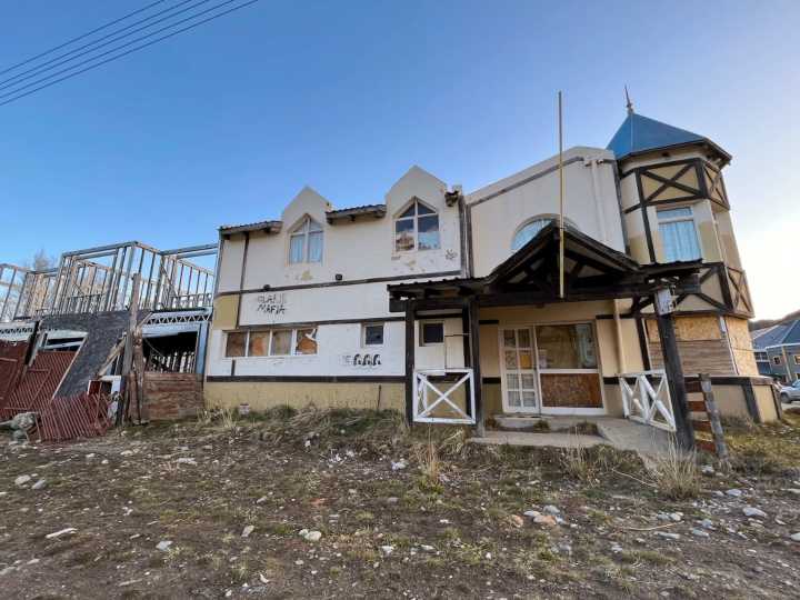 Encuentran un muerto dentro de un hotel de los Kirchner ocupado ilegalmente y la Justicia ordena su desalojo
