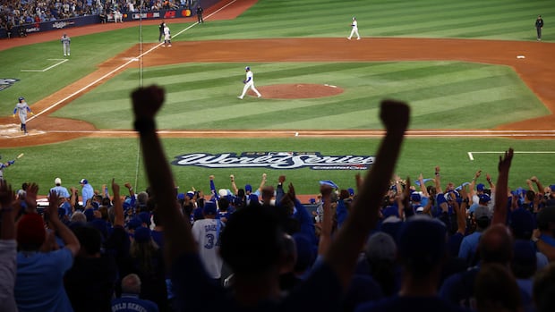 Los Angeles Dodgers take early 1-0 lead over Toronto Blue Jays in Game 2