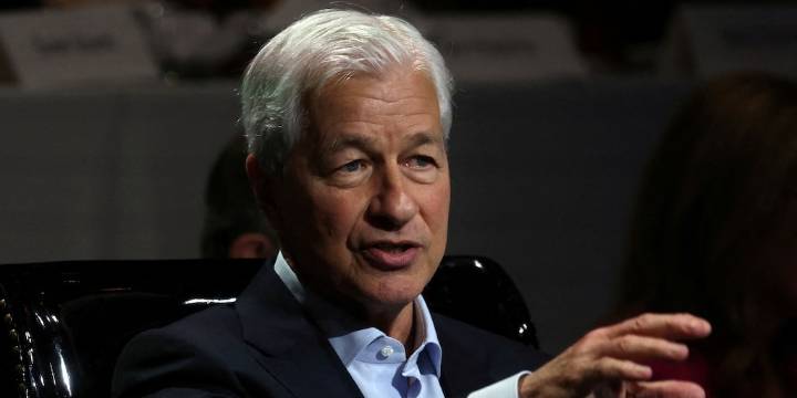 Mientras negocia entrar a un paquete de apoyo para la Argentina, el CEO de JP Morgan visitará Buenos Aires