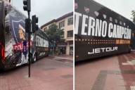 Captan insólito percance del bus de Colo Colo en su llegada a La Serena para enfrentar a Coquimbo Unido