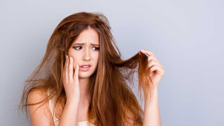Ni el tinte ni las planchas: el verdadero motivo por el que tu pelo se vuelve quebradizo y áspero