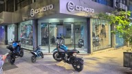 Delincuentes robaron motos, ropa y cascos de un local de pleno centro de Mendoza
