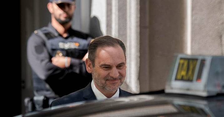 El juez muestra su "estupor" por que Ábalos siga como diputado pese a los "consistentes indicios" en su contra