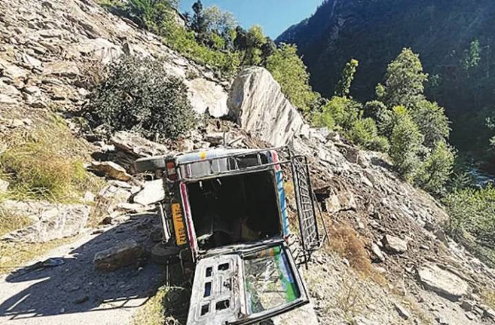 Landslide hits vehicle in Kishtwar, 10 injured