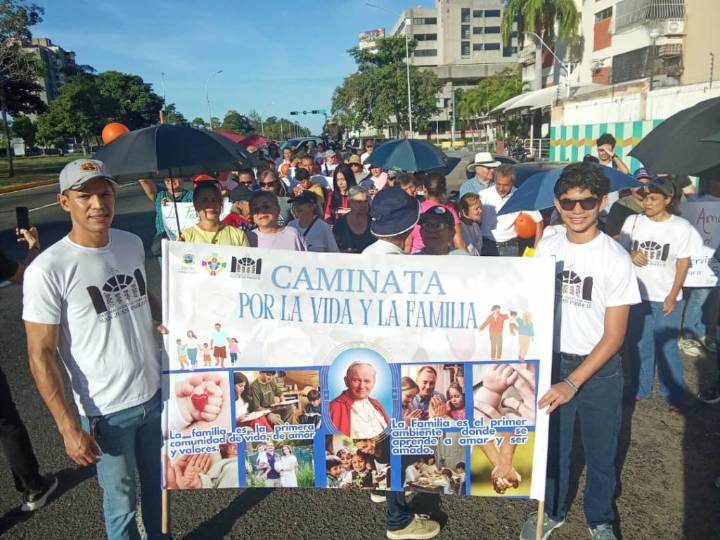 «Caminata por la vida y la familia» marcó inicio de homenaje a San Juan Pablo II