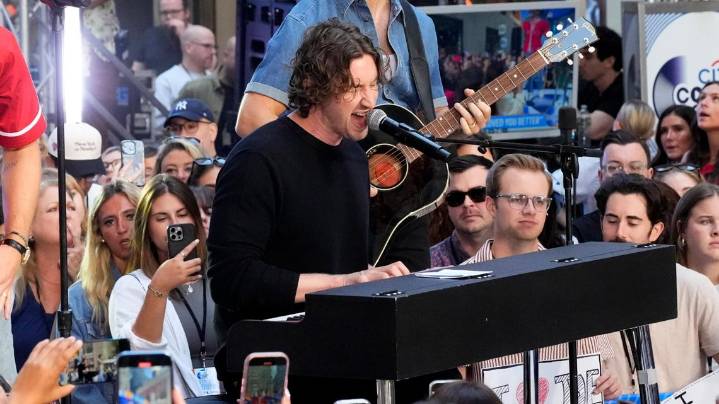 Pop star Dean Lewis apologizes for inappropriate interactions with fans after viral accusations