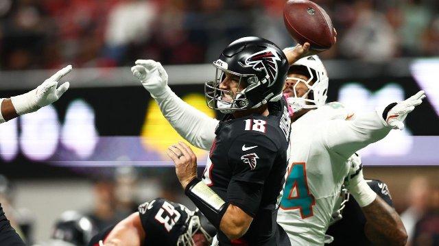 Kirk Cousins leads a brutal performance by the Falcons' offense in his first start of the season
