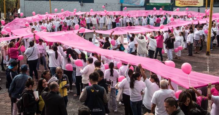 El moño rosa y la cruda realidad del cáncer de mama en México