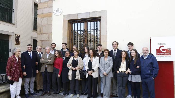 El presidente Sergio Marqués ya tiene su calle en Gijón: "Gracias por permitirnos sentir que nuestro padre regresa a casa, que su ciudad no lo olvida"