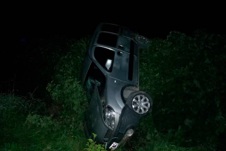 Volcó su vehículo en camino rural y adujo que fue por esquivar una moto sin luces