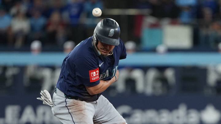Watch Mariners player jump in front of throw in strange Game 7 play