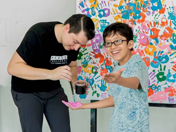 El arte como puente: Fernando Sampieri comparte su talento con los niños del CRIVER