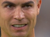 La imagen viral de Cristiano Ronaldo motivándose a sí mismo antes de patear un tiro libre con el Al Nassr: "Vas a marcar, vas a marcar..."