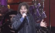 Con arengas contra el kirchnerismo y sin hablar de Espert, Milei cantó en su show en el Movistar Arena y presentó su libro