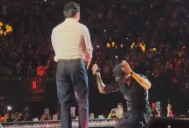 Enrique Iglesias sorprende a Checo Pérez y se arrodilla frente a él en concierto de Guadalajara (VIDEO