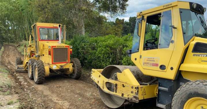 De la mano de cafeteros las vías rurales reciben auxilio para enfrentar el rigor de la temporada de lluvias