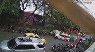 (Vídeo) ¡Un delincuente murió y otro terminó herido tras ser arrollados por ciudadano!