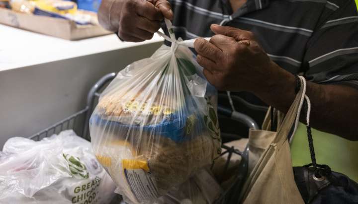 Trump administration threatens SNAP benefits amid government shutdown, risking 1.9 million Illinois residents