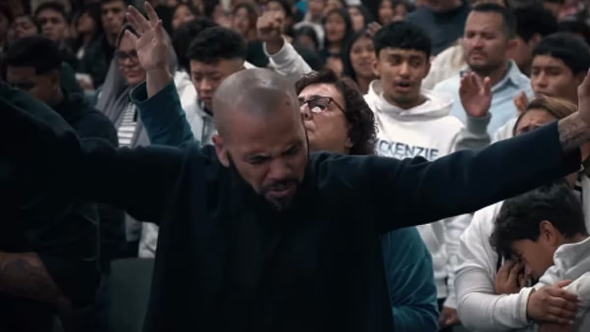 VIDEO. Es una leyenda como futbolista en Barcelona, estuvo preso por agresión sexual y hoy vuelve como predicador religioso