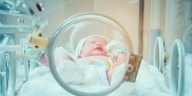 La voz de mamá impulsa el desarrollo del habla del bebé en el útero