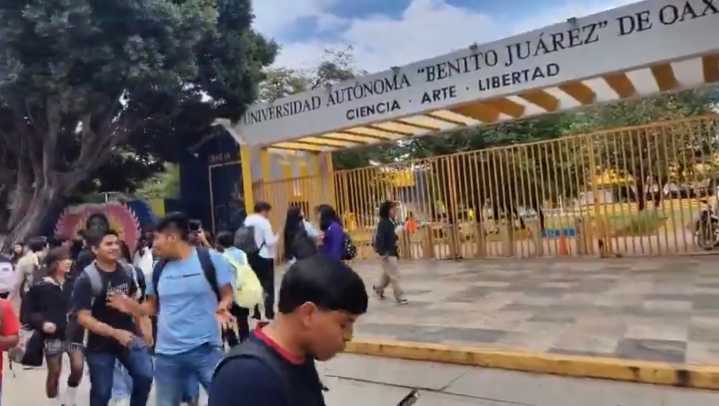 STEUABJO toma Ciudad Universitaria tras retiro de lonas con demandas sindicales por órdenes del rector de la UABJO