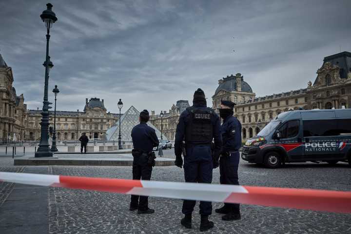 Paris’ Famous Museum Closes After Chainsaw-Wielding Thieves Make Off With Jewelry Worth Millions