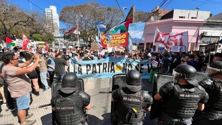 “Milei, persona no grata”: protestas y enfrentamientos en la peatonal de Santa Fe