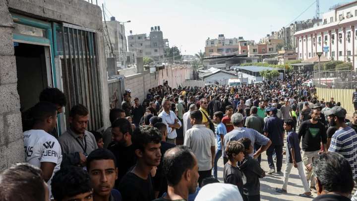 Los primeros prisioneros palestinos salen de la cárcel israelí de Ofer hacia Ramala