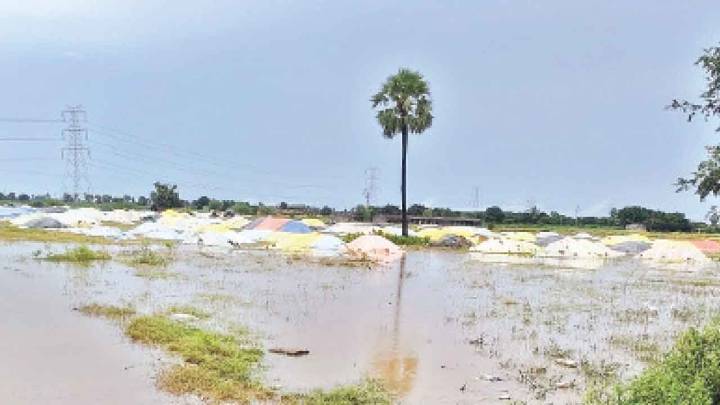 Paddy centres turn into lakes after unseasonal rains pound Nalgonda
