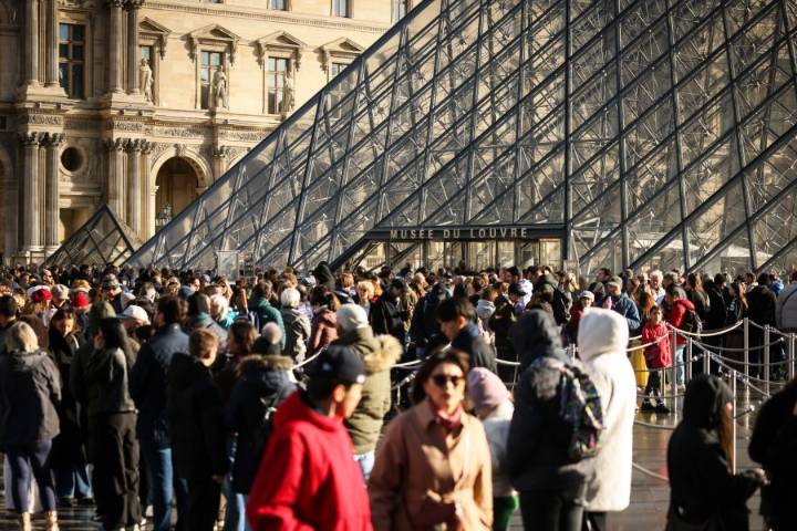 Suspects arrested over the theft of crown jewels from Paris' Louvre museum