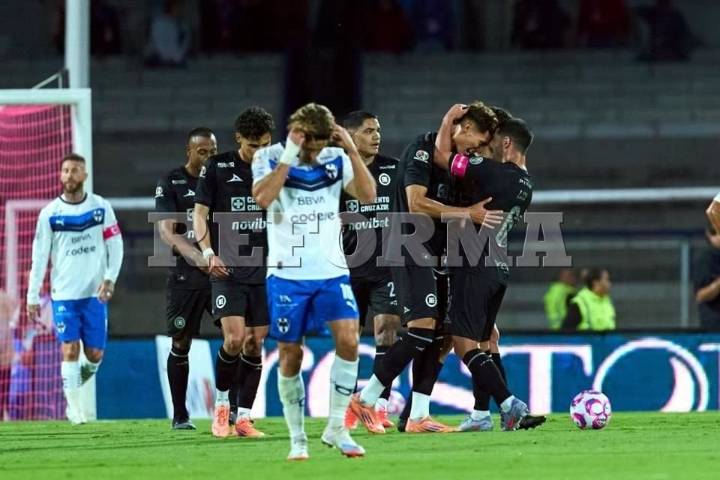Vence Cruz Azul a Rayados y sigue peleando el liderato
