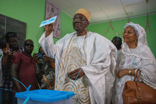 El candidato opositor de Camerún, Tchiroma, reclama victoria en las elecciones presidenciales