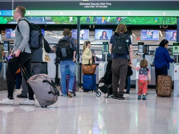 El shutdown, con cada vez más turbulencia: aeropuertos de EEUU se niegan a emitir el video de Kristi Noem que culpa a los demócratas del cierre