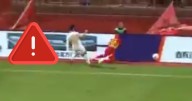 ¡Imágenes sensibles! Futbolista se rompe el cuello en pleno juego tras chocar con una valla (VIDEO)