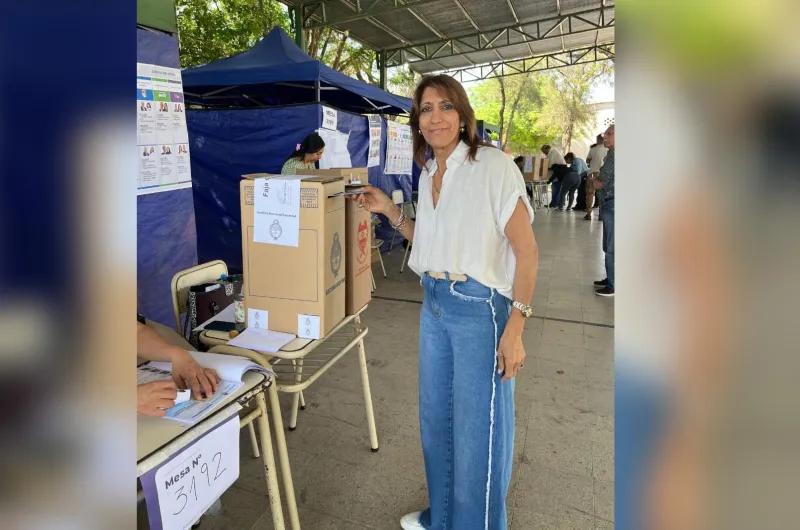 La diputada nacional Estela Marys Neder emitió su voto en Loreto