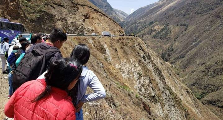 La Libertad: Dos muertos y un herido en despiste de camioneta a abismo