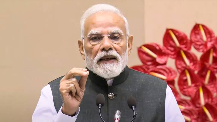 Delhi News Live Updates: PM Modi to flag off 9th edition of IMC 2025; Delhi wakes up to fog and cool weather