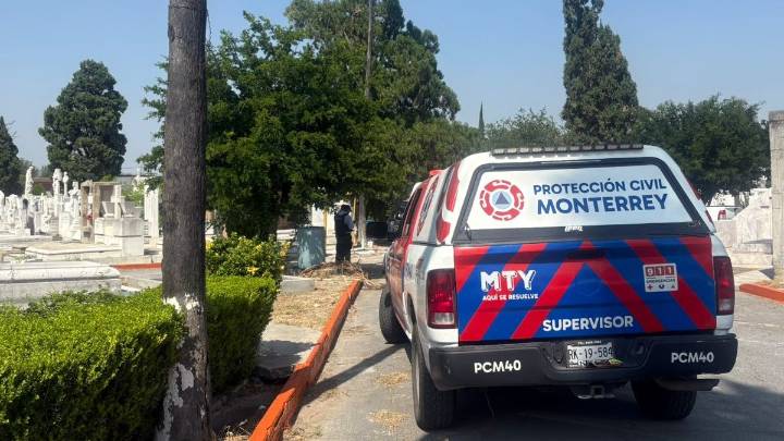 Mujer que estaba trabajando cae al interior de una tumba en Monterrey